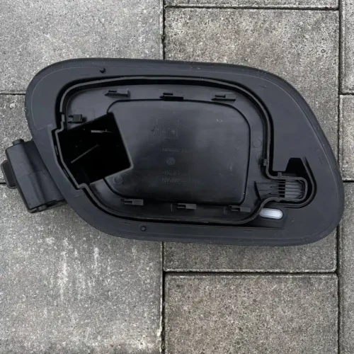 Кришкою зарядного порту 11A809857F